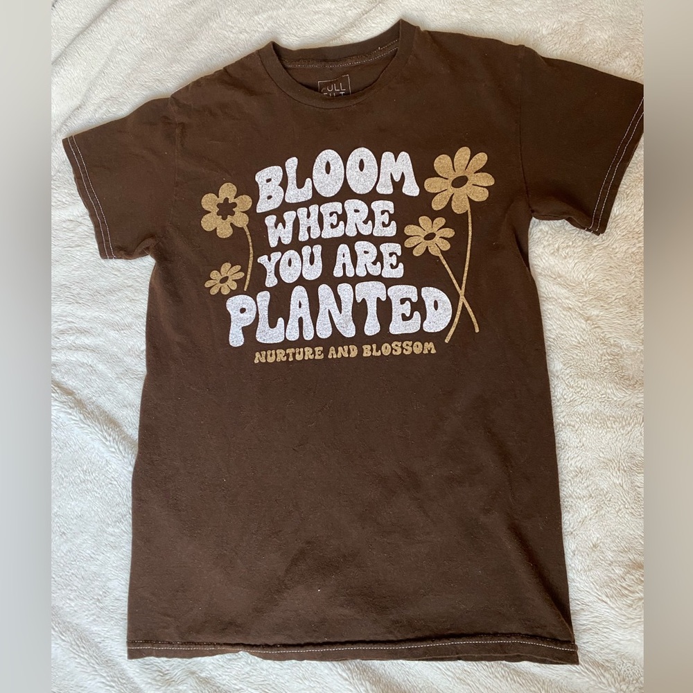 brown “bloom where you are planted” T shirt so cute!! and in good quality! 🤎